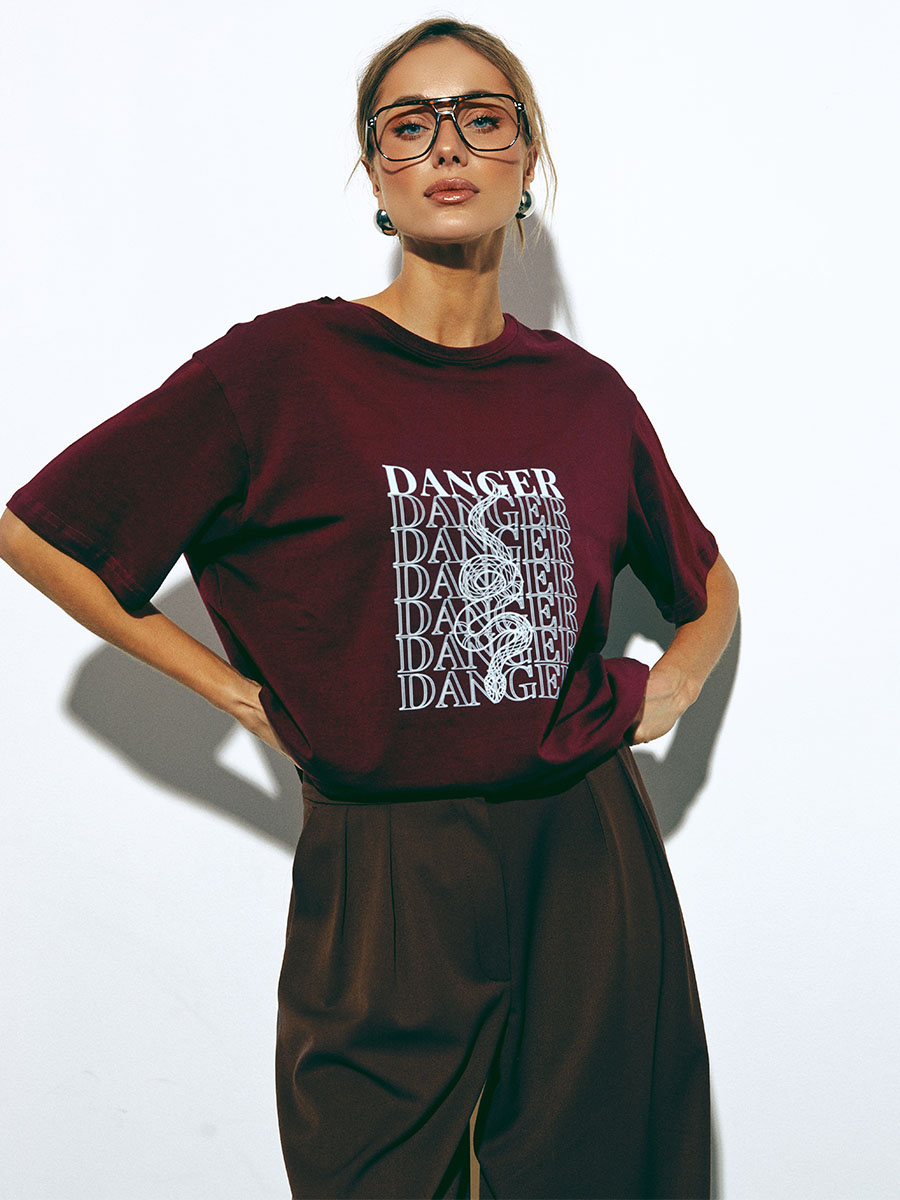 Koszulka oversize w kolorze burgundowym z nadrukiem DANGER 5 Koszulka oversize w kolorze burgundowym z nadrukiem DANGER 5